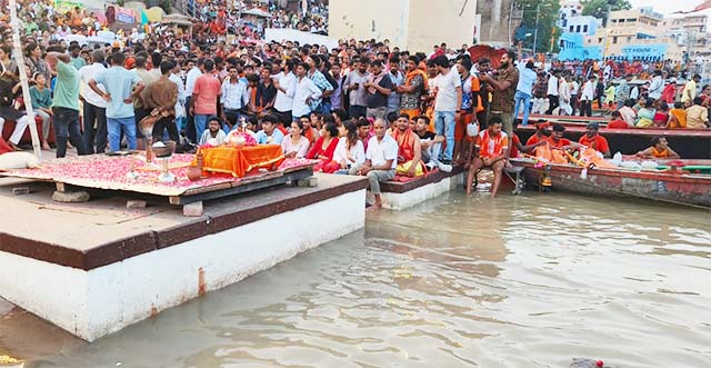 गंगा की लहरों में उफान, घाटों का सम्पर्क मार्ग डूबा, आरती स्थल भी बदला