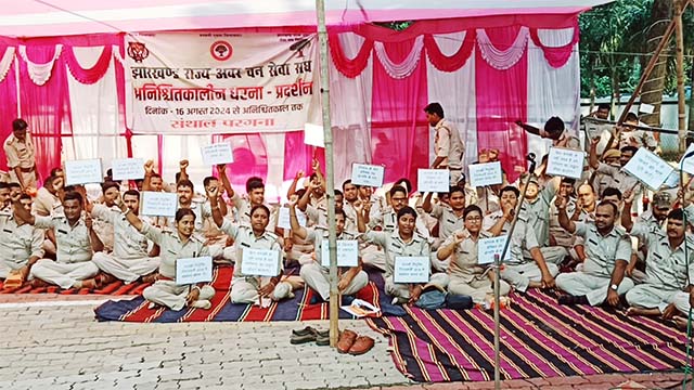 वन रक्षकों की अनिश्चितकालीन हड़ताल दूसरे दिन भी जारी