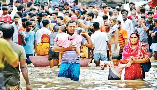बांग्लादेश के 11 जिलों में बाढ़ से हालात बदतर, 44 लाख लोग फंसे