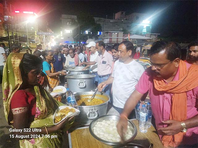 लुतफल हक ने गरीबों के साथ मनाया आजादी का जश्न, बांटी मिठाइयां