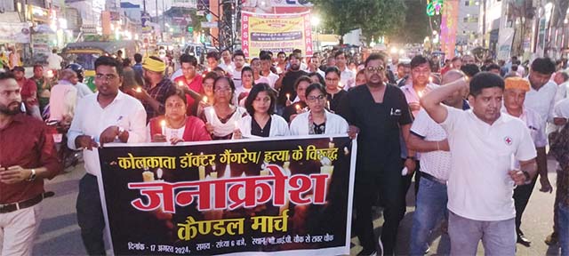 एम्स देवघर के डॉक्टरों ने निकाला कैंडल मार्च