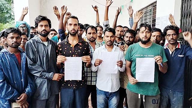 पैसे लेकर अबुआ आवास सूची में अयोग्य लोगों का नाम जोड़े जाने को लेकर बीडीओ को सौंपा ज्ञापन