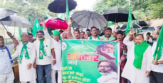 ढोल बाजे नगाड़े के साथ निकला झारखंडी अधिकार मार्च