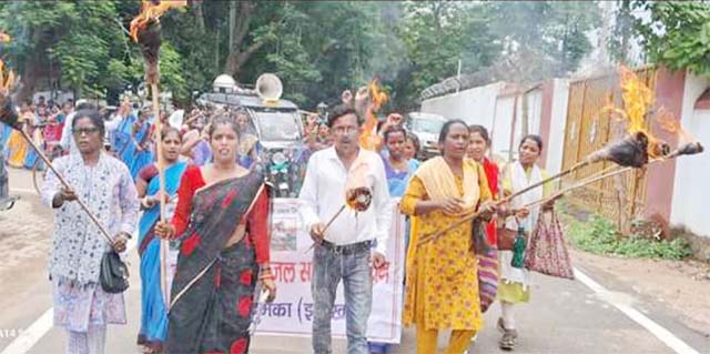 पांच सूत्री मांगों को लेकर जल सहिया संगठन ने निकाला मसाल रैली