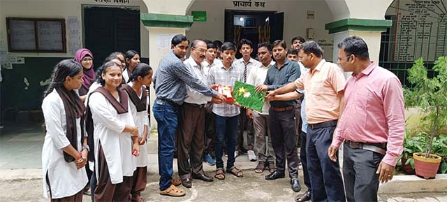 छात्र आदित्य का चयन श्रीराम कॉलेज ऑफ कॉमर्स में होने पर विद्यालय परिवार में खुशी की लहर