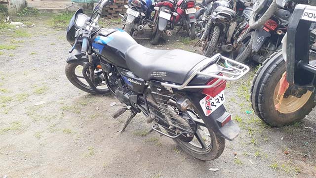 रंगे हाथ दो सड़क लुटेरा गिरफ्तार, बाइक,पासबुक,चेक बुक बरामद
