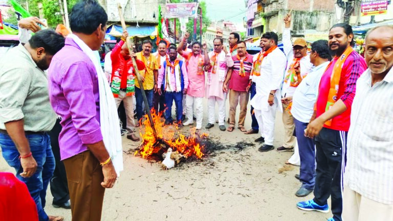 विधानसभा से 19 विधायकों के निलंबन के विरोध में भाजपाइयों ने सीएम हेमंत सोरेन का फूका पुतला