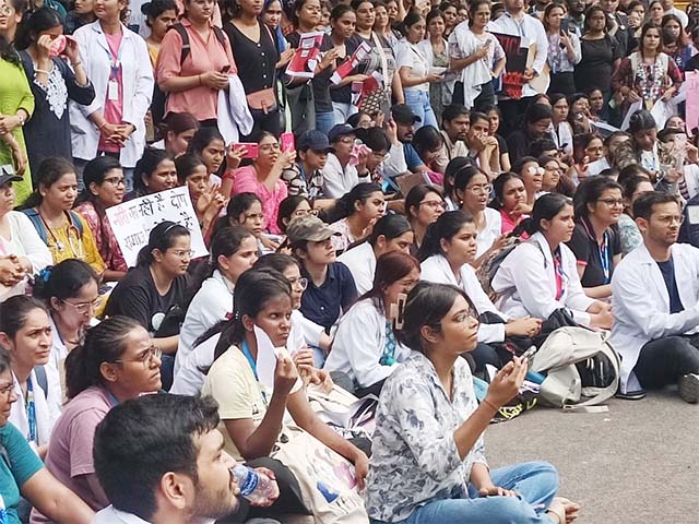 एम्स के निदेशक ने डॉक्टरों से काम पर वापस आने की अपील की, डॉक्टर्स अपनी मांगों पर अड़े
