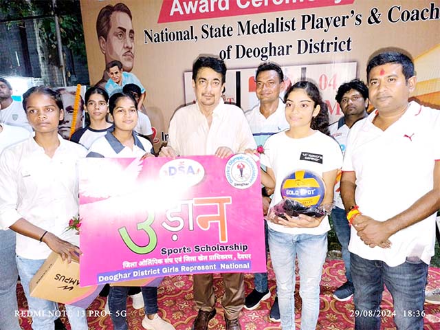 इंडोर स्टेडियम में देवघर जिला ओलंपिक संघ के द्वारा खेल सम्मान समारोह का आयोजन किया गया