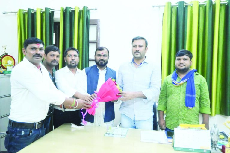 आजसु पार्टी के केंद्रीय सचिव केंद्रीय अध्यक्ष सुदेश महतो से मिले