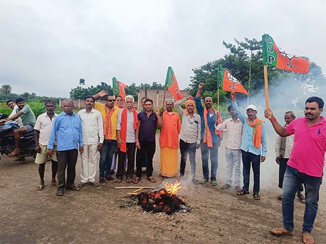 आक्रोशित भाजपा कार्यकर्ताओं ने जिला अध्यक्ष का जलाया पुतला