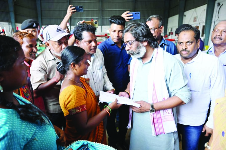 अनिश्चितकाल हड़ताल कर रहे कर्मियों ने सीएम हेमंत सोरेन को सौंपा संलेख