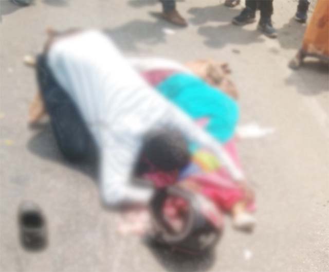 ट्रेलर ने बाइक को मारी टक्टर, मां-बेटे की मौत