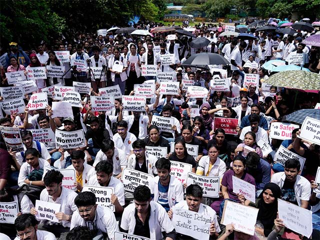 पिता के पास सिर्फ यादें बचीं है,बेटी को डॉक्टर बनाने के लिए रात दिन काम किया