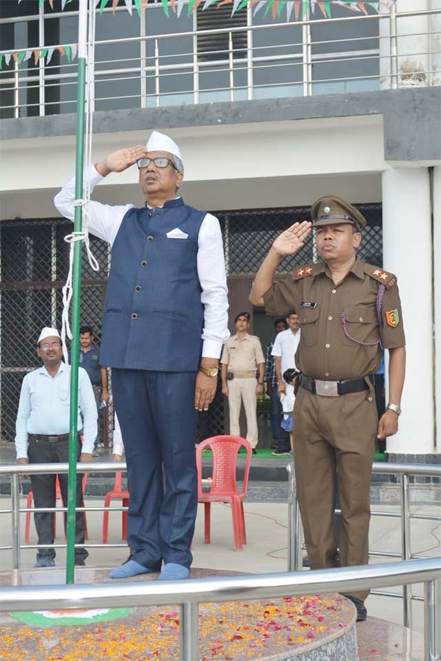 78वें स्वतंत्रता दिवस पर प्रभारी कुलपति ने किया विश्वविद्यालय में ध्वजारोहण