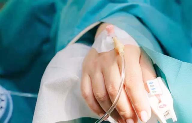 नर्सिंग छात्रा ने हाथ में कैनुला लगा चढ़ा लिया जहर, मौत