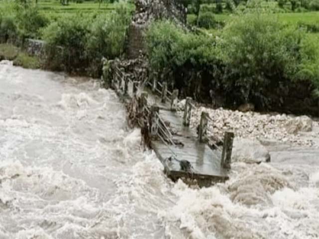 उत्तराखंड में तबाही की बारिश, कहीं पुल टूटा तो कहीं बाढ़ से बिगड़े हालात