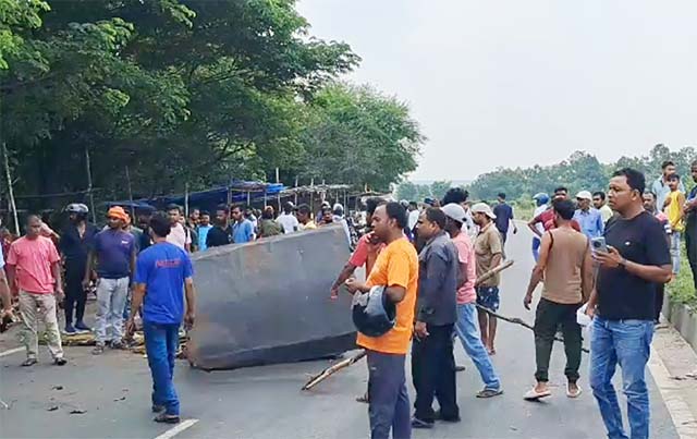 रामगढ़ में बाइक सवार तीन युवकों को ट्रेलर ने रौंदा, तीनों की मौत