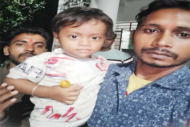 पड़ोसी के प्रेम में महिला ने दो साल के बेटे और पति को त्यागा