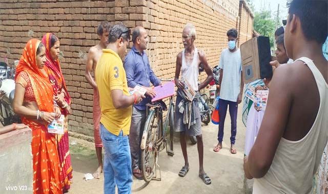 डेंगू मरीज मिलने पर गांव पहुंची स्वास्थ्य विभाग की टीम:ग्रामीणों का किया चेकअप