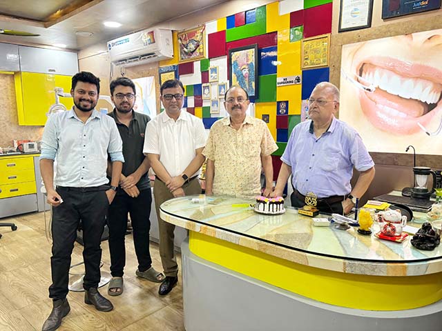 नारायण डेंटल क्लिनिक में गुरु सम्मान दिवस मनाया गया
