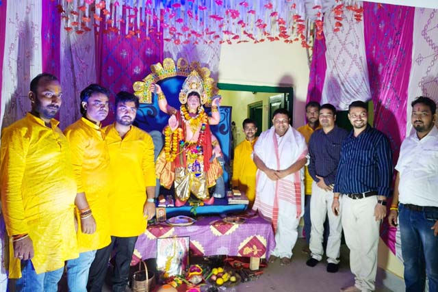 . कृषि मंत्री ने विभिन्न पूजा पंडाल पहुंचकर आशीर्वाद प्राप्त किया