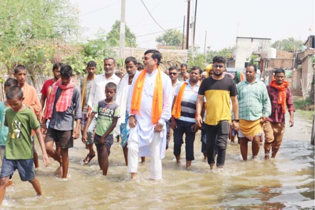 सदर प्रखंड के बाढ़ प्रभावित क्षेत्रों का विधायक ने किया दौरा