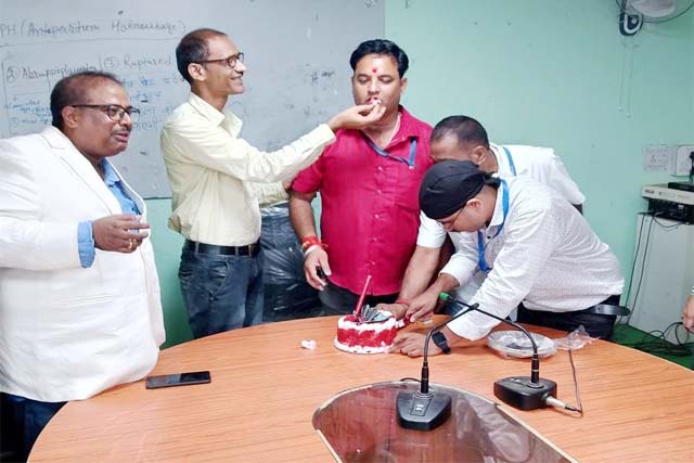 सदर अस्पताल देवघर में विश्व फार्मासिस्ट दिवस पर केक काट गया