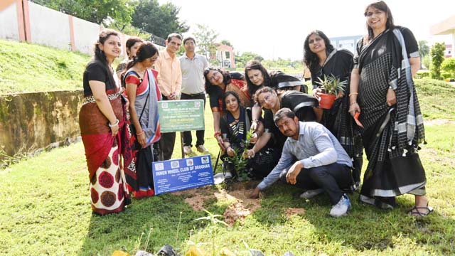 इनर व्हील क्लब ऑफ देवघर ने वर्ल्ड टूरिज्म डे के दिन लगाएं पेड़