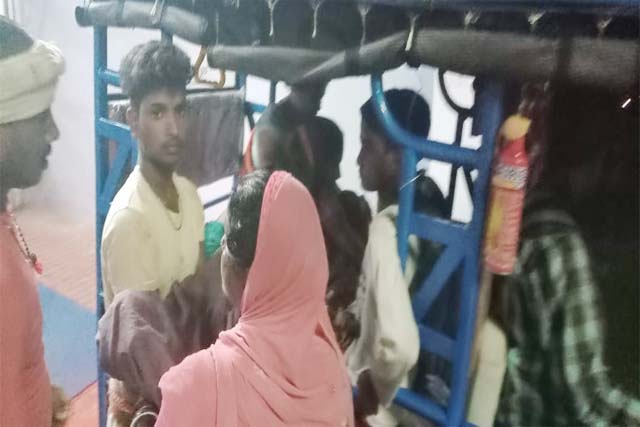 मरीज के मौत पर परिजन ने लगाया लापरवाही का आरोप, एंबुलेंस नसीब नहीं ई-रिक्शा में शव को ले जाना पड़ा