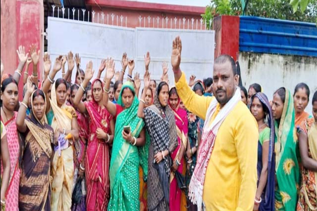 इसाफ कंपनी द्वारा काम से हटाने से आक्रोशित सैकड़ों महिलाओं ने किया विरोध प्रदर्शन