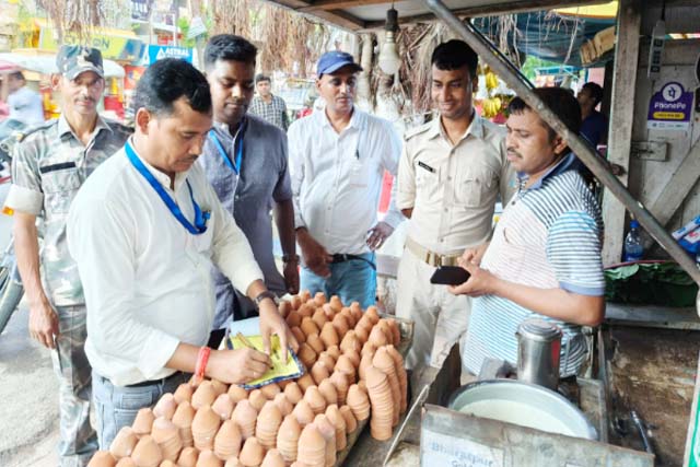 स्कूल के समीप चलाया गया छापेमारी सह जागरूकता अभियान