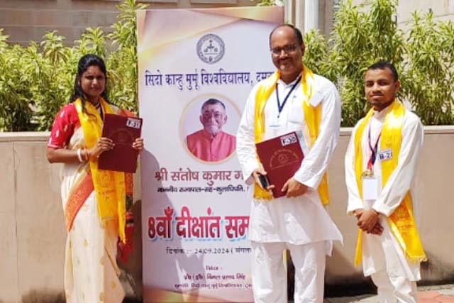 दीक्षांत समारोह में आदिवासी छात्र को गोल्ड मेडल मिलने से परिजनों सहित गांव में खुशी का माहौल