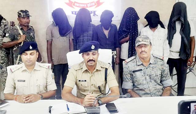 पलामू में पुलिस को फिर रौंदने की कोशिश, छह पशु तस्कर गिरफ्तार, 149 पशु जब्त