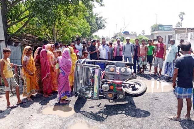 जर्जर सड़क को लेकर ग्रामीणों ने जताया विरोध