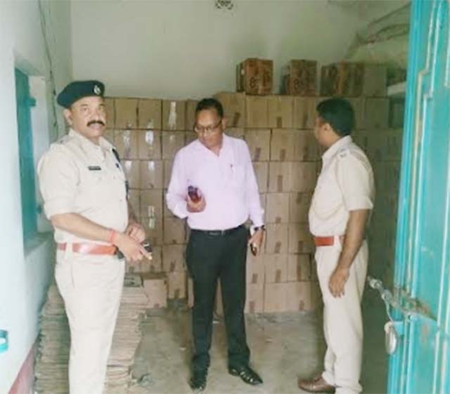 उत्पाद विभाग द्वारा छापेमारी में करीब 35 लाख रुपए की अवैध विदेशी शराब की गई जप्त