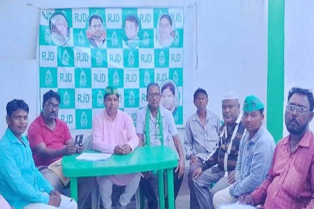 RJD पार्टी कार्यालय में हुई बैठक, मुख्यमंत्री के कार्यक्रम में आमंत्रण नहीं देने को लेकर हुई चर्चा