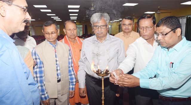 हिंदी के प्रसार में झारखंड के साहित्यकारों का योगदान विषय पर एसकेएमयू में शुरू हुआ दो दिवसीय राष्ट्रीय संगोष्ठी