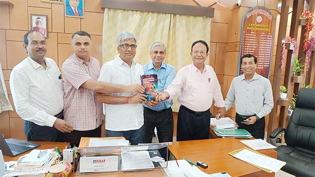 प्रभारी कुलपति ने डॉ. हसमत अली द्वारा लिखित केमेस्ट्री की पुस्तक का किया विमोचन