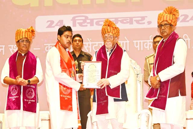 एसकेएमयू का 8वें दीक्षांत समारोह में 63 टॉपर्स को गोल्ड मेडल और 76 को पीएचडी की मिली उपाधि