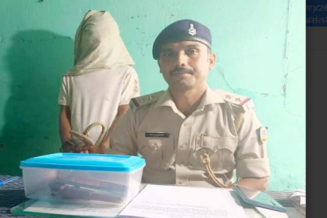 ग्रामीणों ने एक युवक को देशी कट्टे के साथ पकड़कर किया पुलिस के हवाले