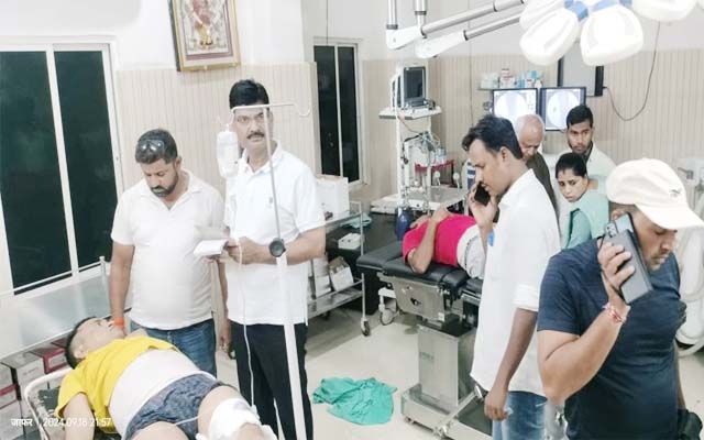 जुआ खेल कर घर लौट रहे युवकों को बाइक सवार अपराधियों ने मारी गोली