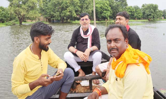 बाढ़ प्रभावित क्षेत्र का दौरा कर विधायक ने पीड़ितों के बीच की राहत सामग्री का वितरण