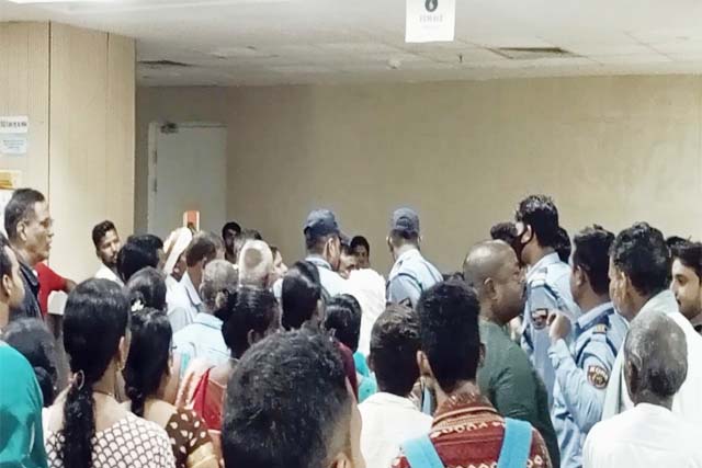 एम्स अस्पताल में कतार में स्थानीय युवकों ने किया हंगामा