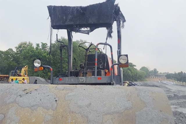 बोकारो में लेवी के लिए उग्रवादियों का तांडव, डोजर और रोलर को फूंका
