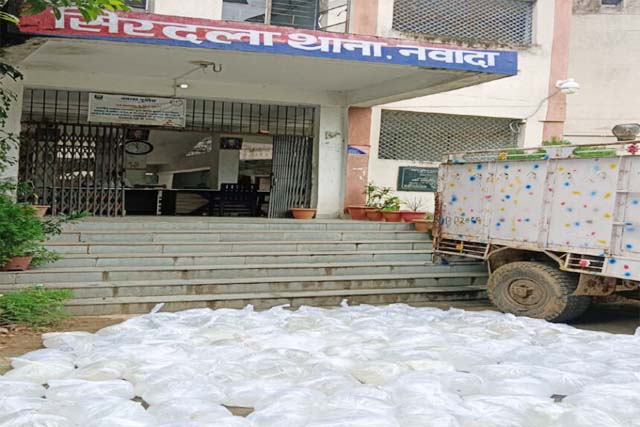 शराब लेकर भाग रहा पिकअप पलटा, 1400 लीटर महुआ शराब बरामद