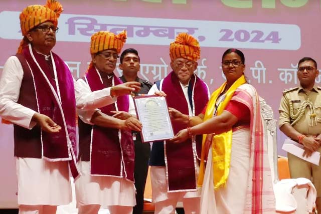 दीक्षांत समारोह में राज्यपाल के हाथों डॉ. नूतन को मिला पीएचडी प्रमाणपत्र