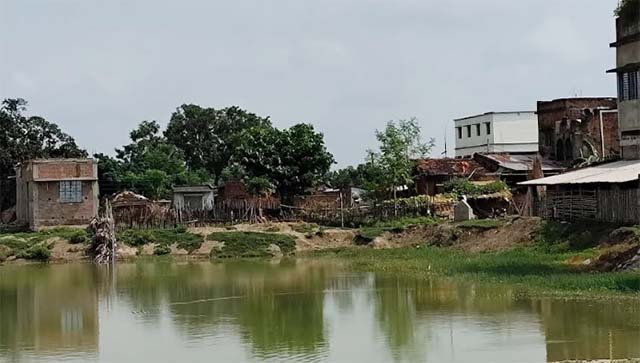 गार्डवाल निर्माण ना होने के कारण कभी भी ढह सकते हैँ तालाब किनारे बसे घर
