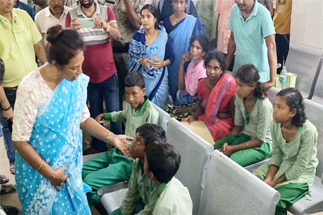 दुमका में विषाक्त मध्याह्न भोजन खाकर 60 बच्चों की बिगड़ी तबीयत, भर्ती
