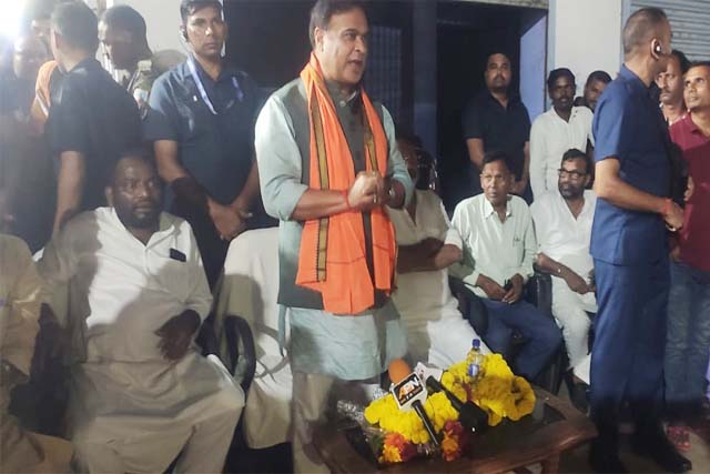 असम के मुख्यमंत्री पहुंचे सोनारायठाड़ी,पूर्व मंत्री हरिनारायण राय से की मुलाकात